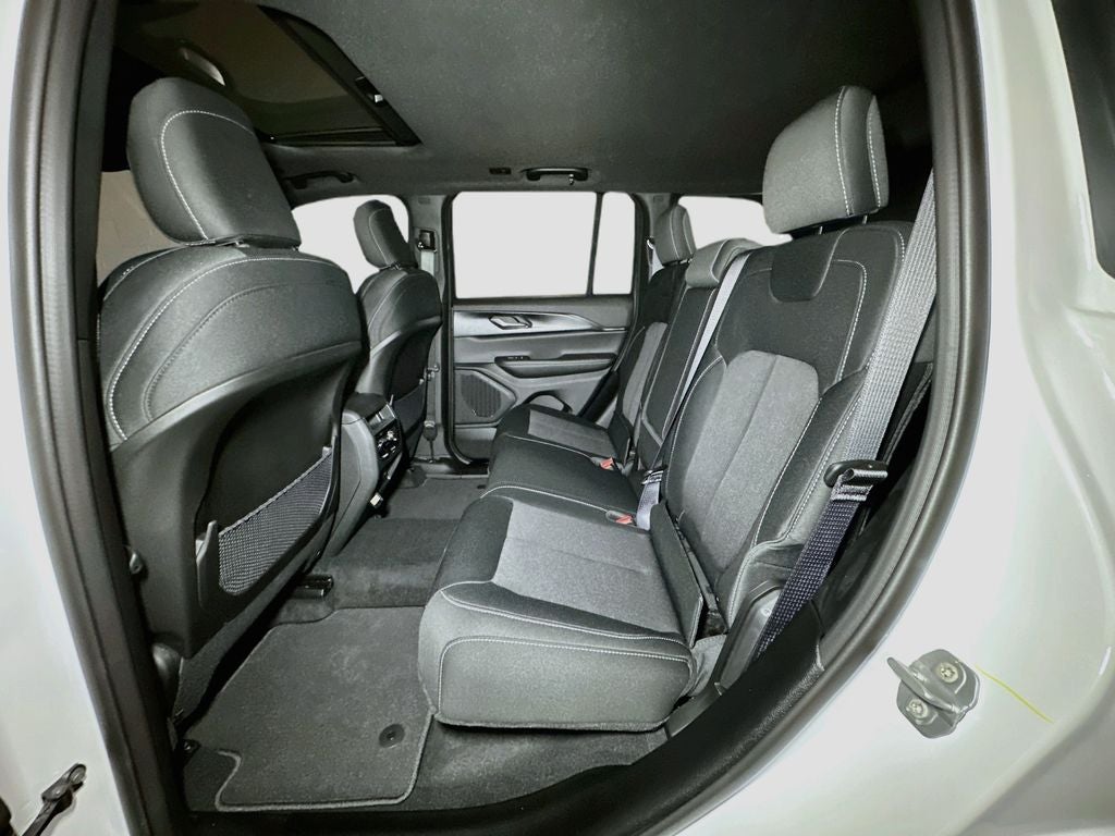 2027 Jeep Grand Cherokee Base