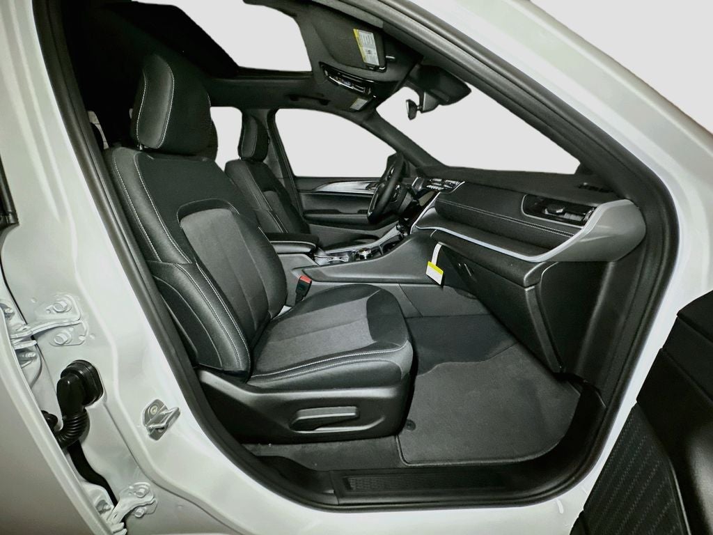 2027 Jeep Grand Cherokee Base