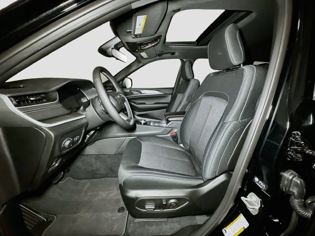 2027 Jeep Grand Cherokee Base