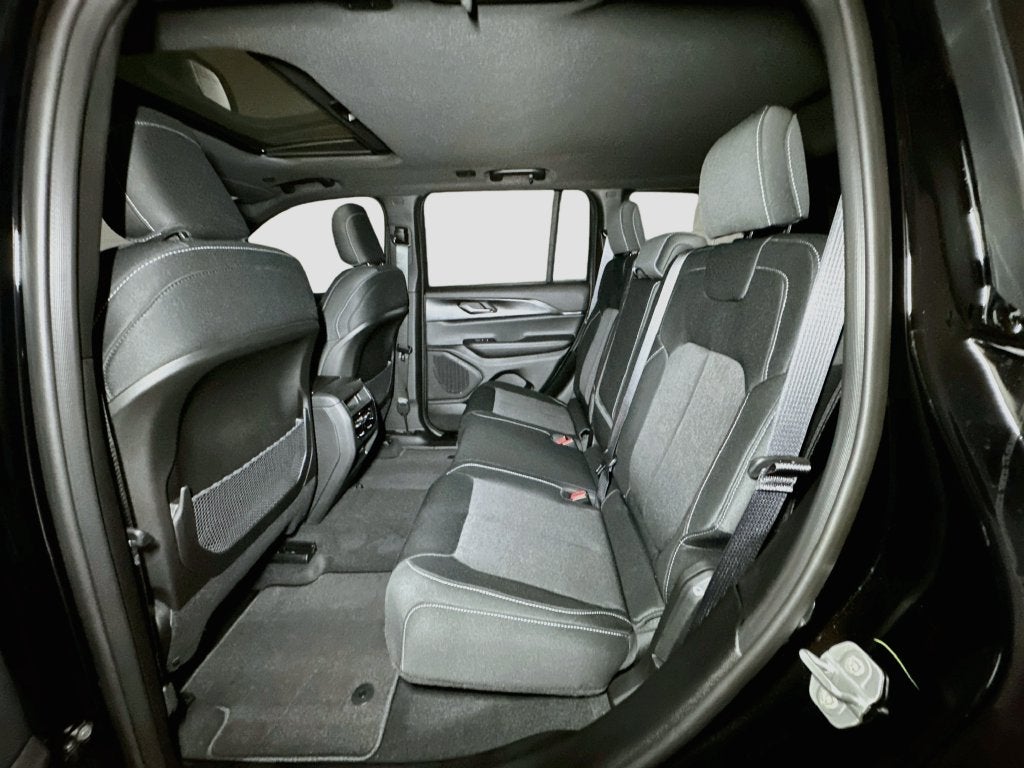 2027 Jeep Grand Cherokee Base