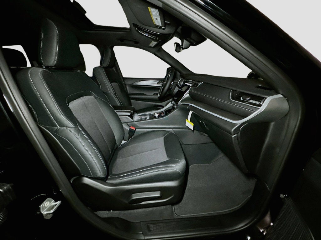 2027 Jeep Grand Cherokee Base