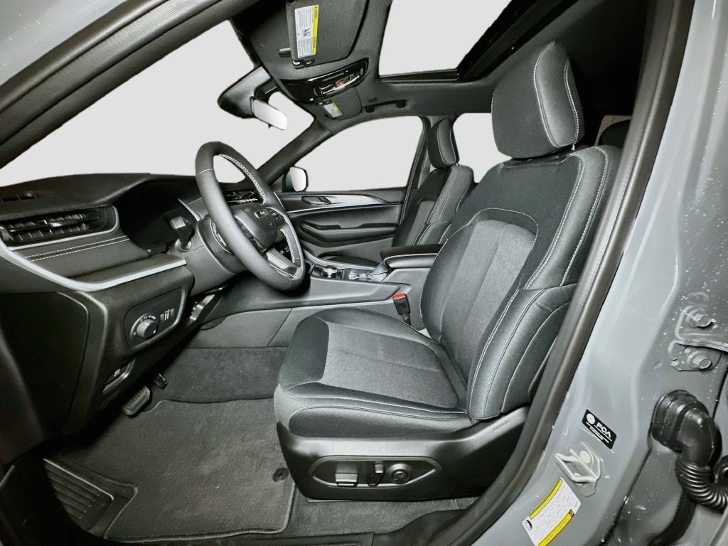 2027 Jeep Grand Cherokee Base
