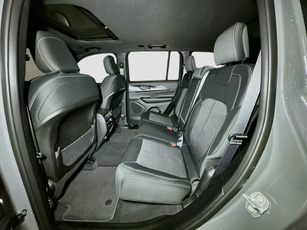 2027 Jeep Grand Cherokee Base