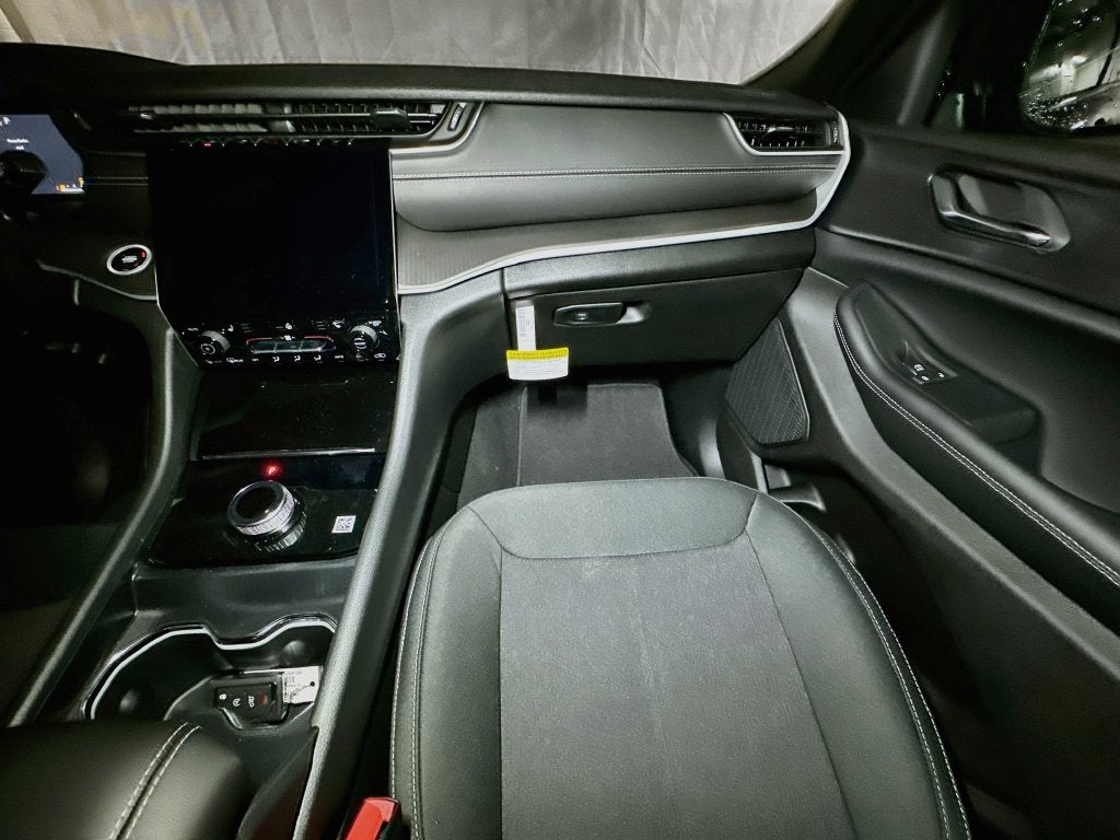 2027 Jeep Grand Cherokee Base