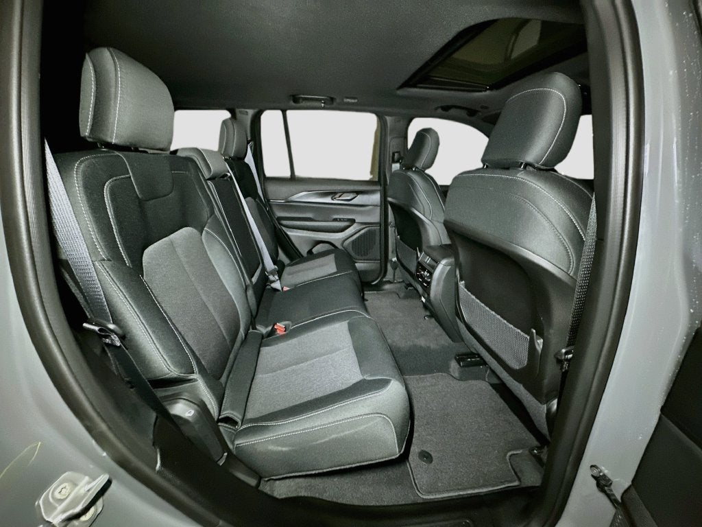 2027 Jeep Grand Cherokee Base