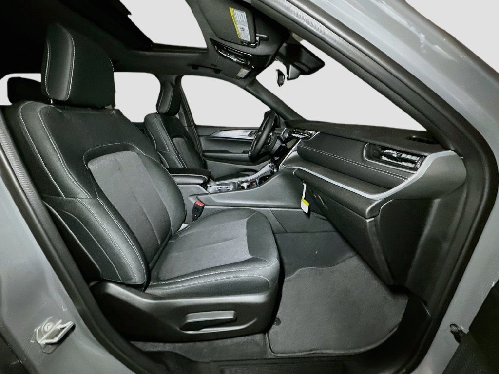 2027 Jeep Grand Cherokee Base
