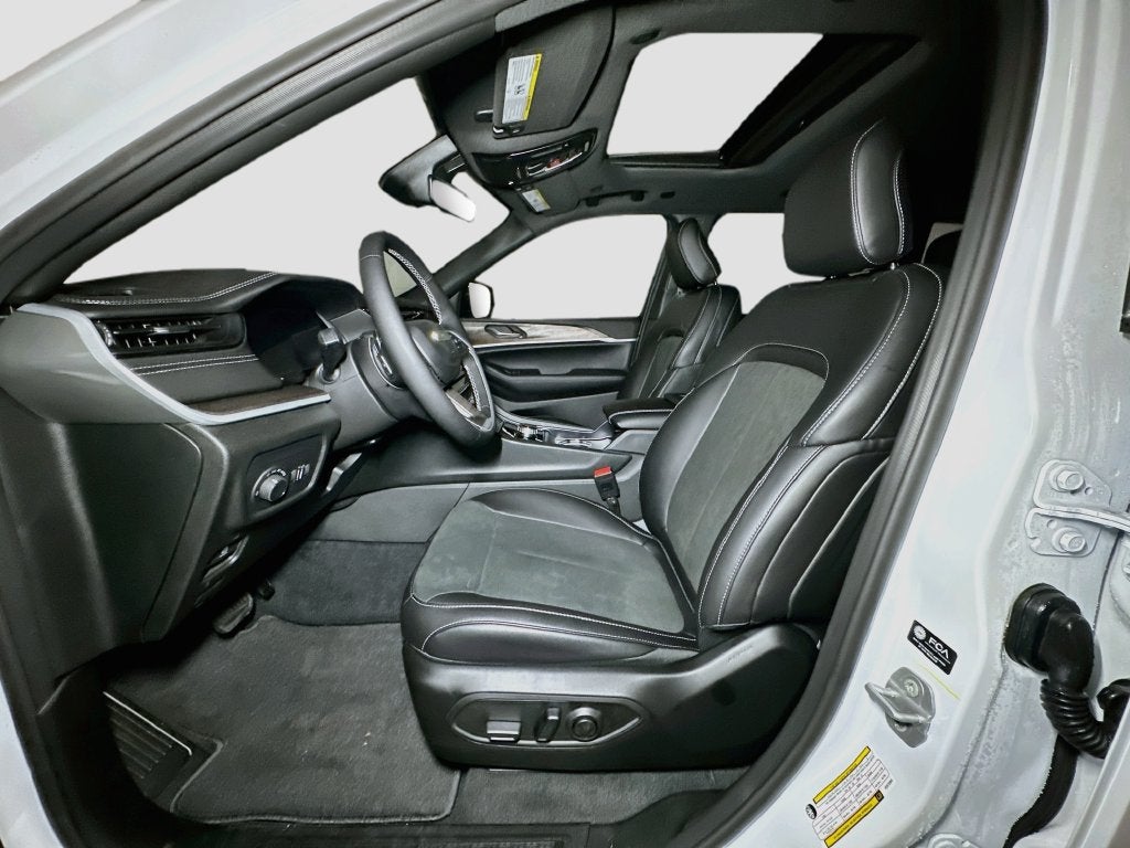 2027 Jeep Grand Cherokee Base