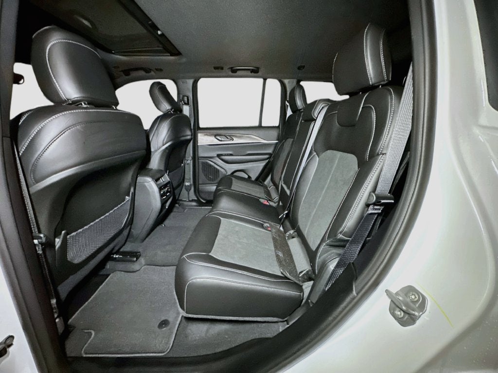 2027 Jeep Grand Cherokee Base