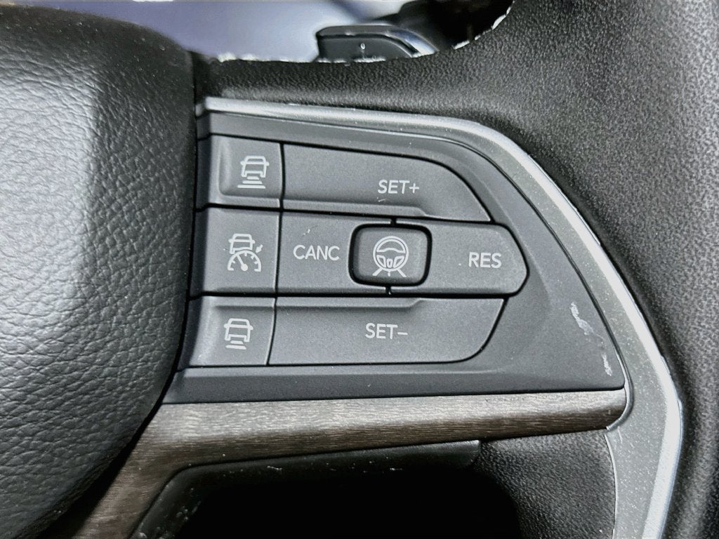2027 Jeep Grand Cherokee Base