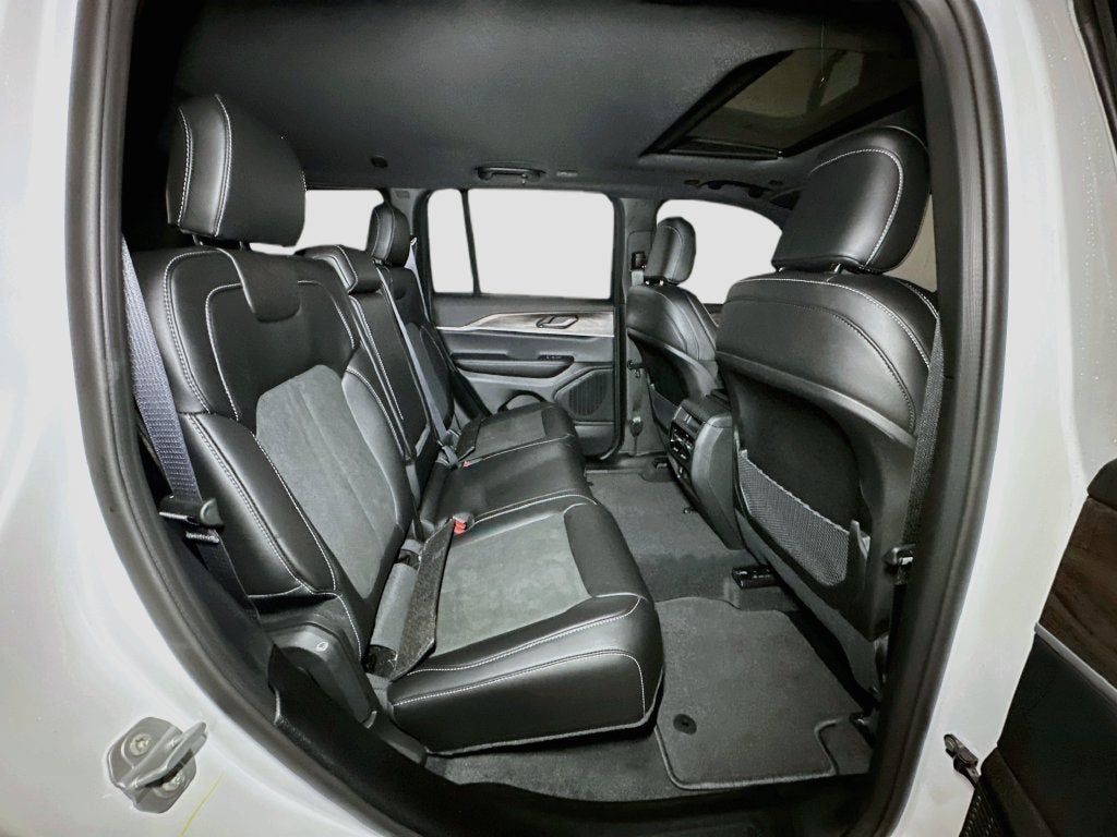 2027 Jeep Grand Cherokee Base