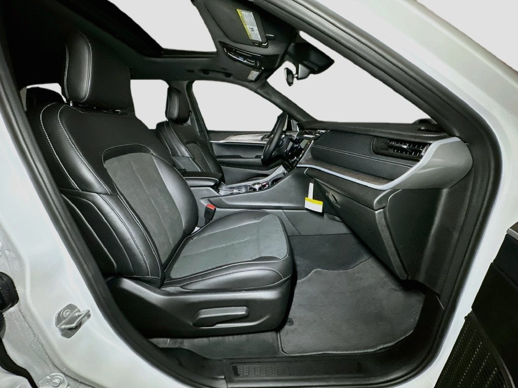 2027 Jeep Grand Cherokee Base