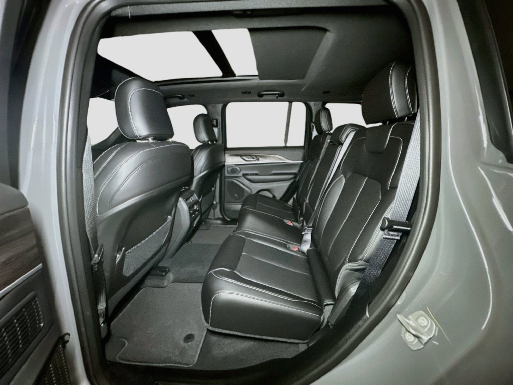 2027 Jeep Grand Cherokee Base