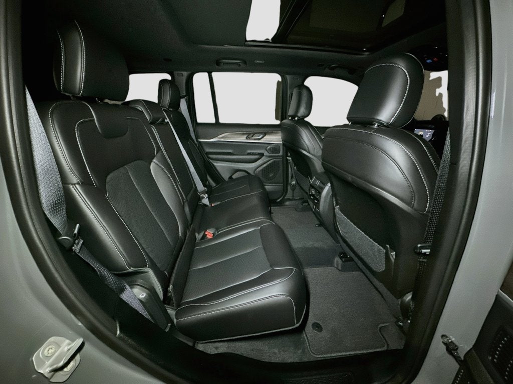 2027 Jeep Grand Cherokee Base