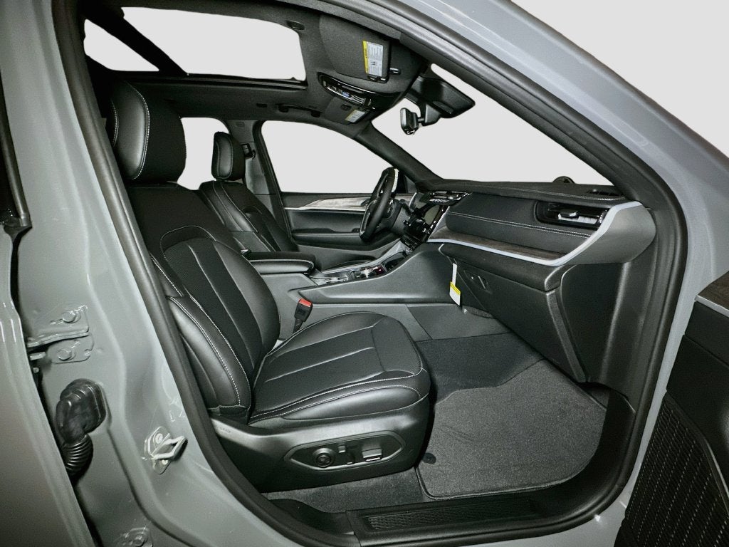 2027 Jeep Grand Cherokee Base