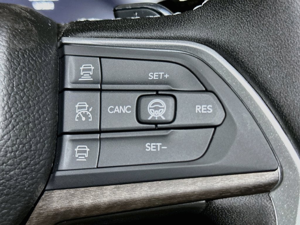 2027 Jeep Grand Cherokee Base
