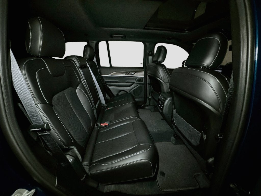 2027 Jeep Grand Cherokee Base