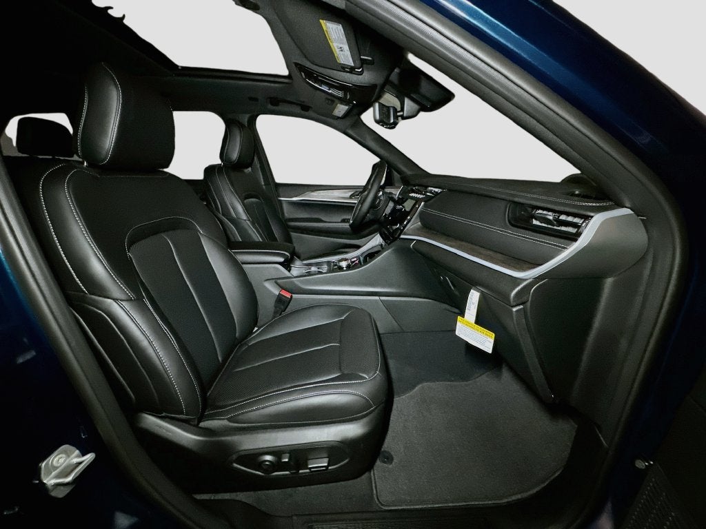 2027 Jeep Grand Cherokee Base