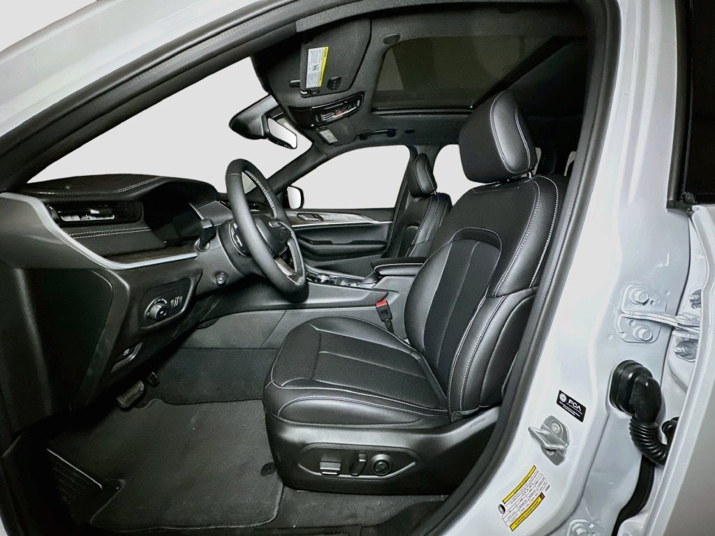 2027 Jeep Grand Cherokee Base