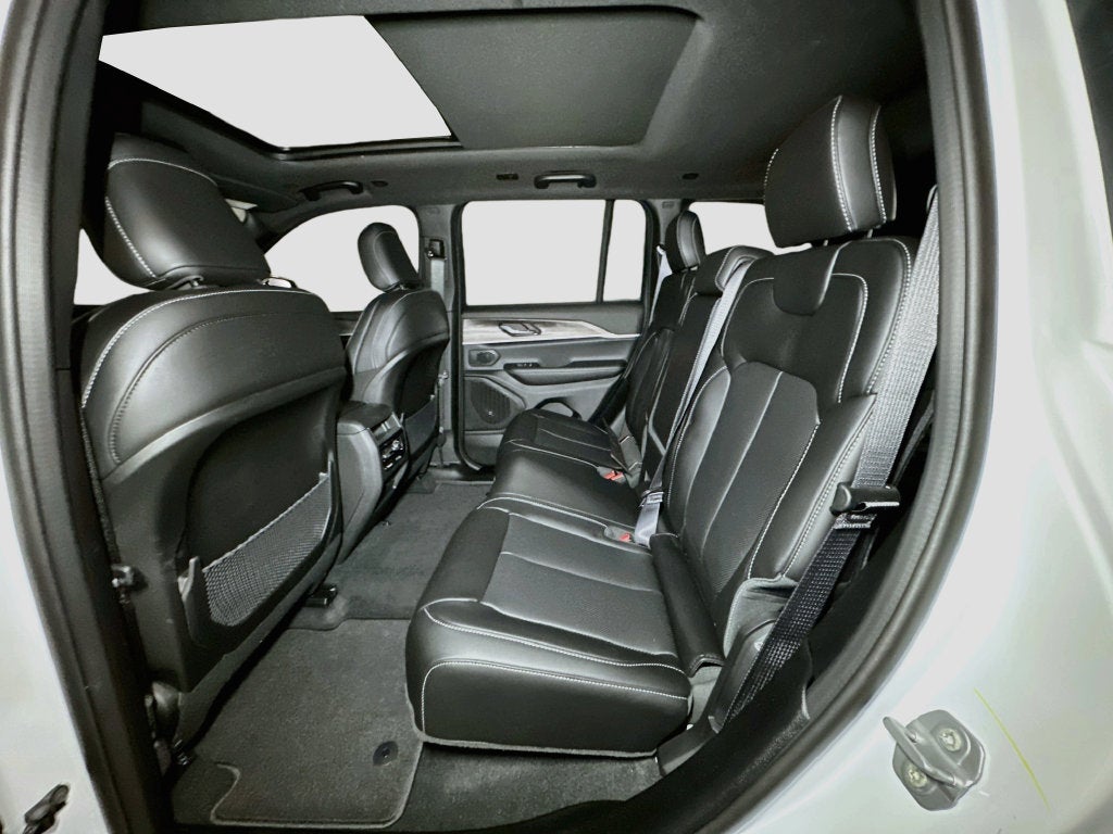 2027 Jeep Grand Cherokee Base