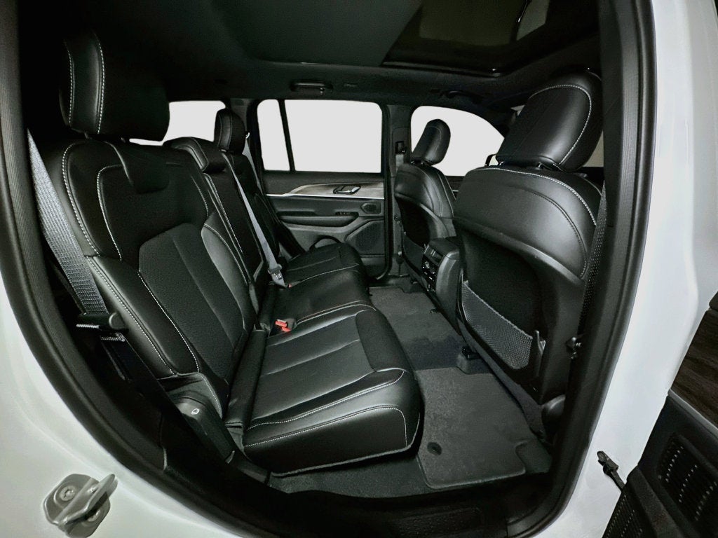 2027 Jeep Grand Cherokee Base