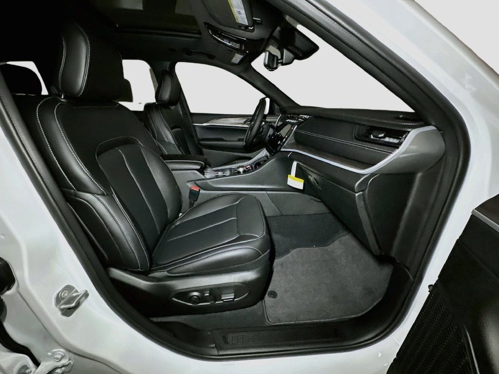 2027 Jeep Grand Cherokee Base