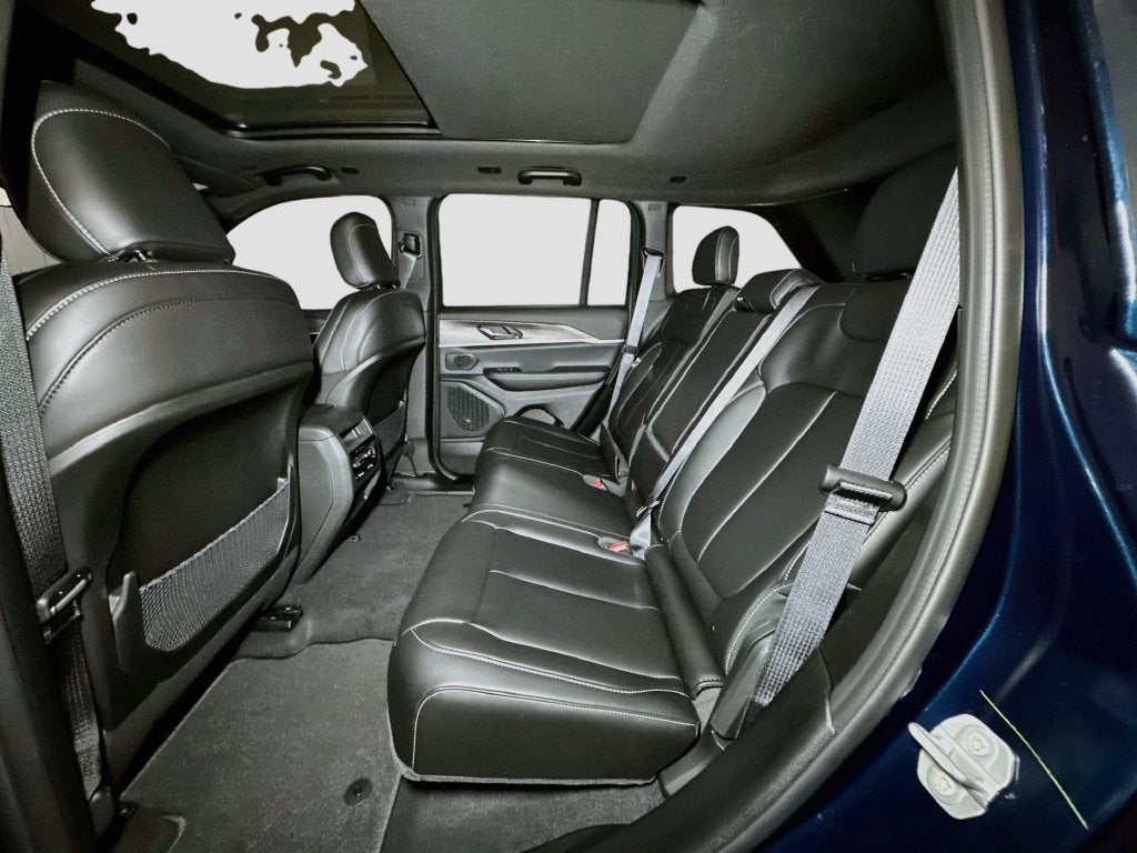 2027 Jeep Grand Cherokee Base
