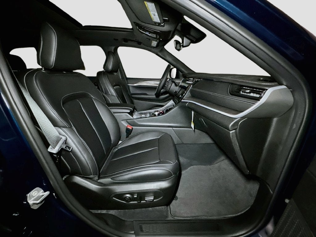 2027 Jeep Grand Cherokee Base