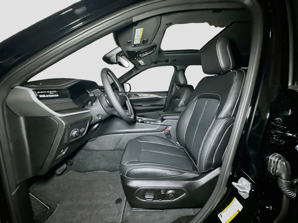 2027 Jeep Grand Cherokee Base