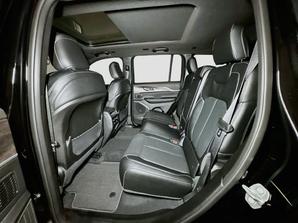 2027 Jeep Grand Cherokee Base