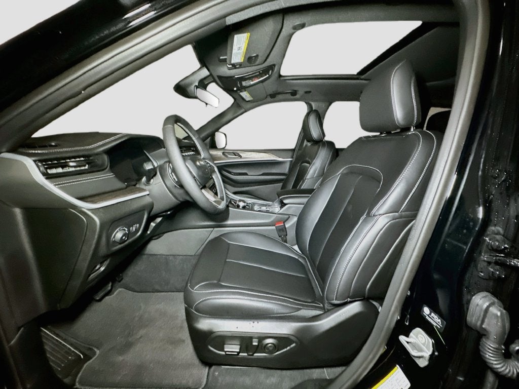 2027 Jeep Grand Cherokee Base