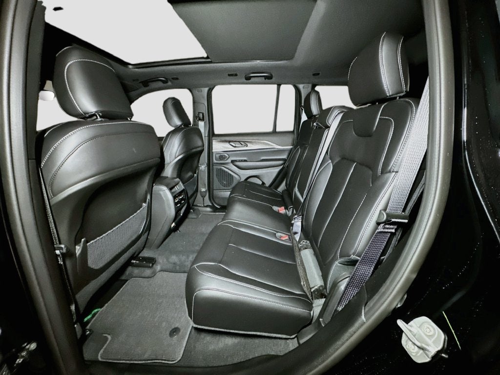 2027 Jeep Grand Cherokee Base