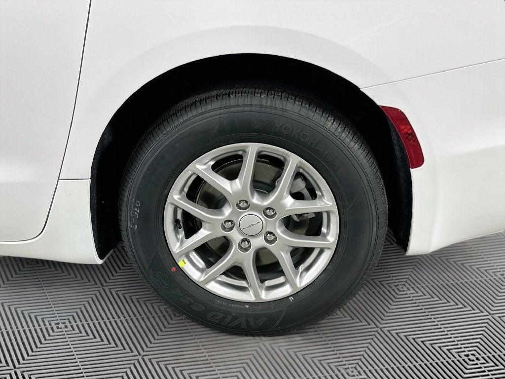2027 Chrysler Pacifica Select