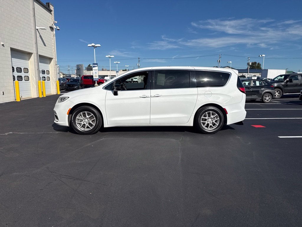 2025 Chrysler Pacifica Select