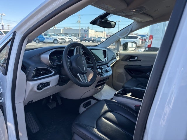 2024 Chrysler Pacifica Hybrid Select