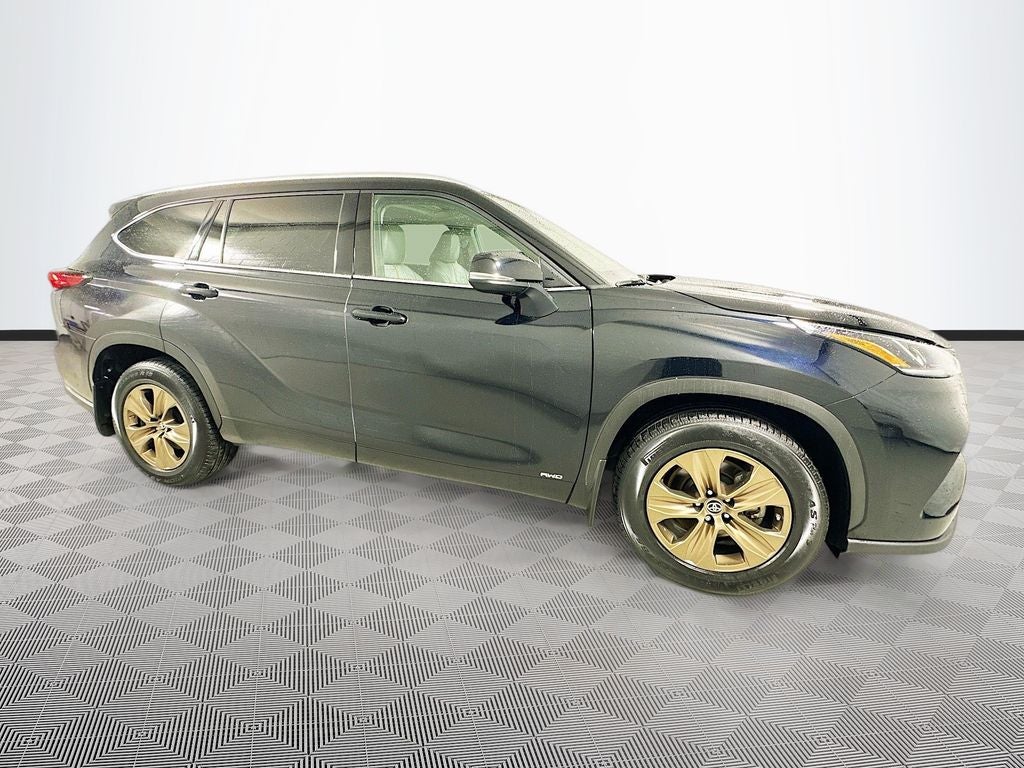 2022 Toyota Highlander Hybrid Bronze Edition