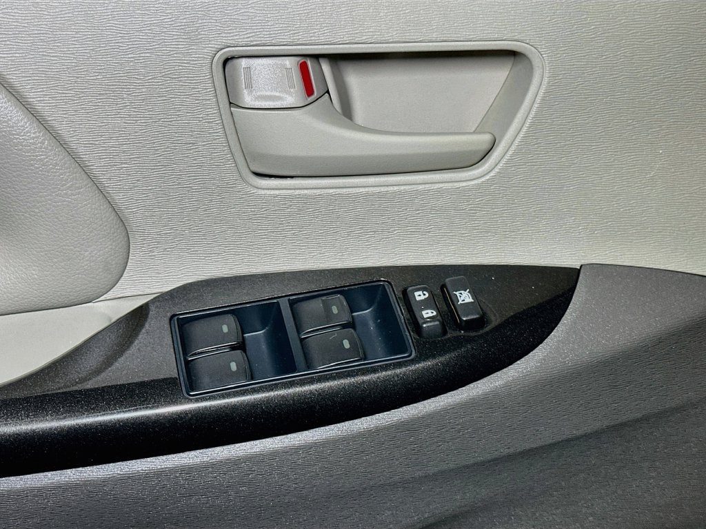 2013 Toyota Sienna LE 7 Passenger