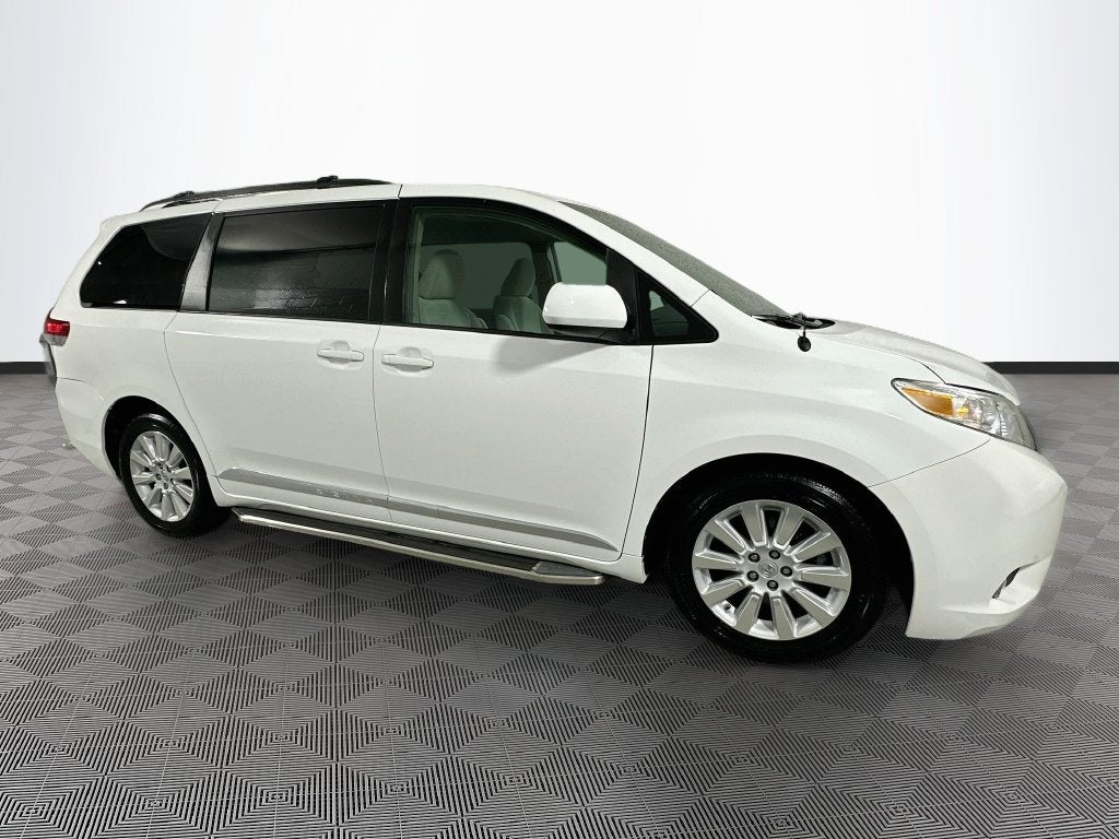 2013 Toyota Sienna LE 7 Passenger