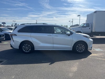 2025 Toyota Sienna XLE 8 Passenger