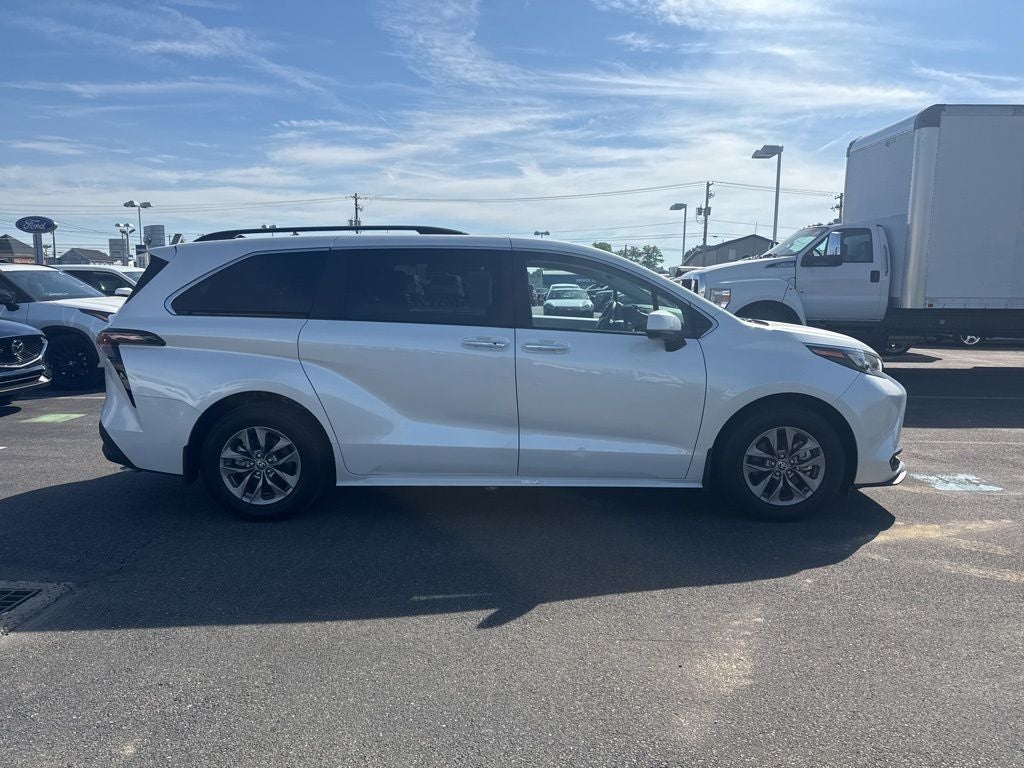 2025 Toyota Sienna XLE 8 Passenger