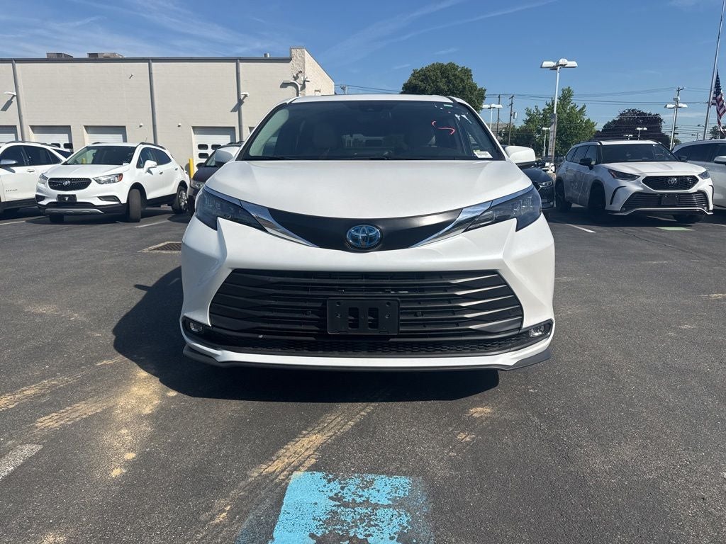 2025 Toyota Sienna XLE 8 Passenger