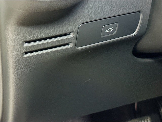 2023 Volvo XC40 B5 Plus Dark Theme