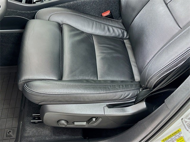 2023 Volvo XC40 B5 Plus Dark Theme