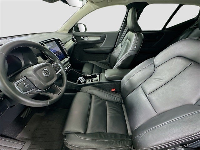 2023 Volvo XC40 B5 Plus Dark Theme