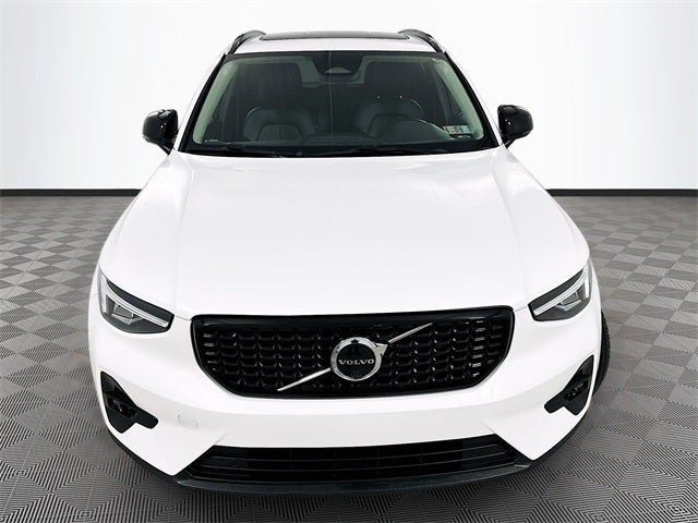 2023 Volvo XC40 B5 Plus Dark Theme