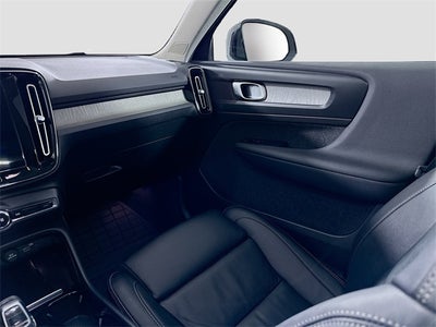 2023 Volvo XC40 B5 Plus Dark Theme