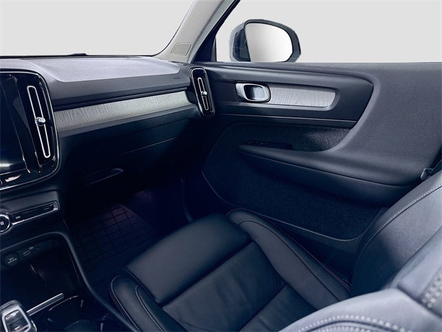 2023 Volvo XC40 B5 Plus Dark Theme