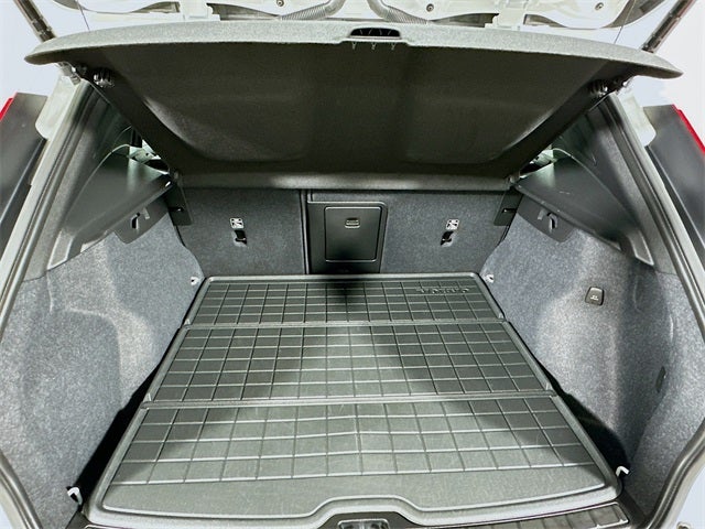 2023 Volvo XC40 B5 Plus Dark Theme