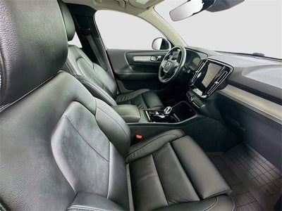 2023 Volvo XC40 B5 Plus Dark Theme