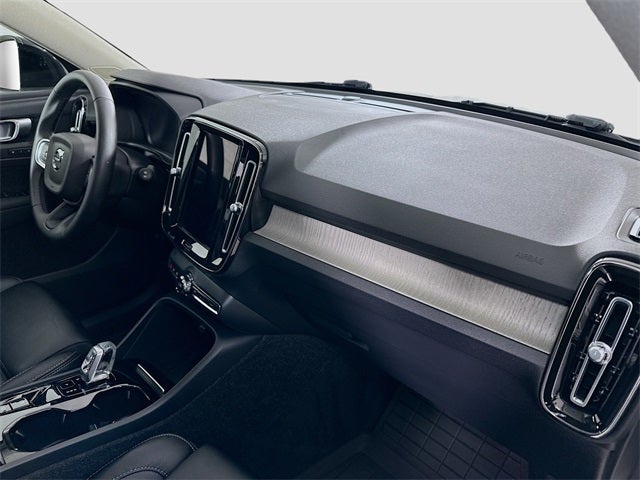 2023 Volvo XC40 B5 Plus Dark Theme