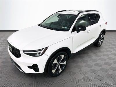 2023 Volvo XC40 B5 Plus Dark Theme